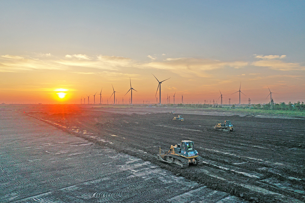 安徽安庆：农机手驾驶推土机平整土地