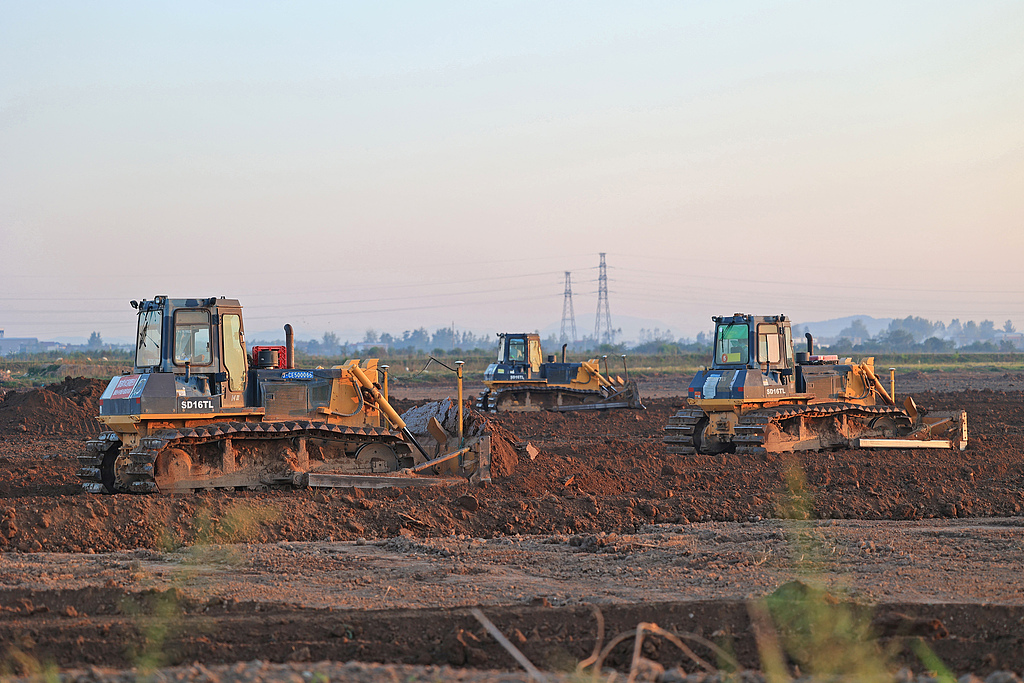 安徽安庆：农机手驾驶推土机平整土地