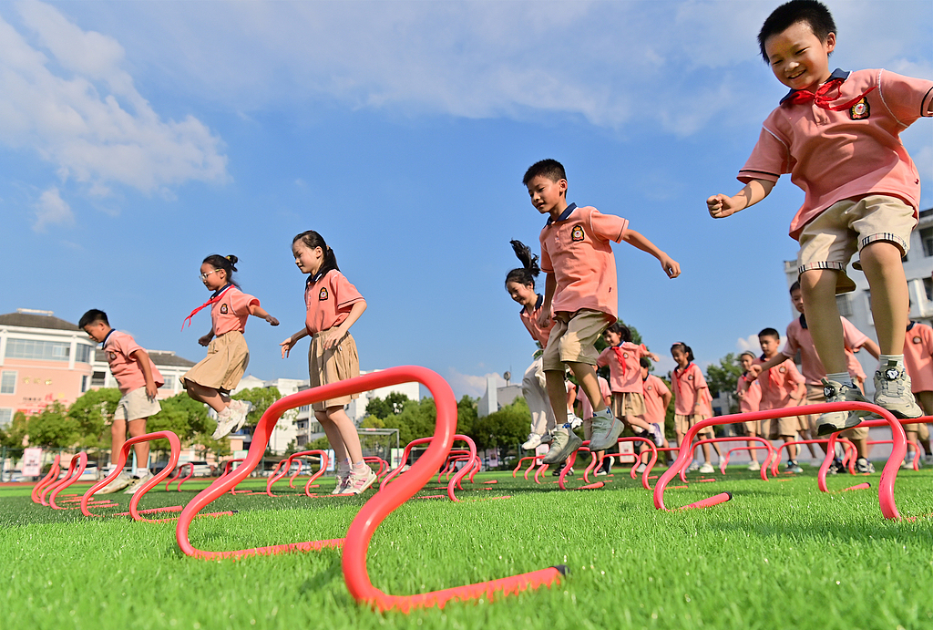 江西万载：小学生乐享课间时光