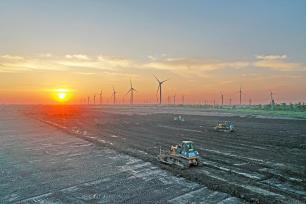 安徽安庆：农机手驾驶推土机平整土地