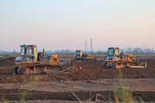 安徽安庆：农机手驾驶推土机平整土地