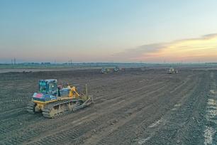 安徽安庆：农机手驾驶推土机平整土地