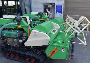 湖南娄底：工人在车间组装收割机