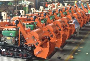 湖南娄底：工人在车间组装收割机