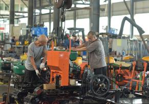 湖南娄底：工人在车间组装收割机