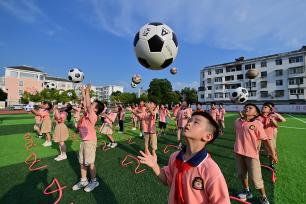 江西万载：小学生乐享课间时光