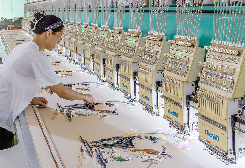江西新余：全自动刺绣机高速运转
