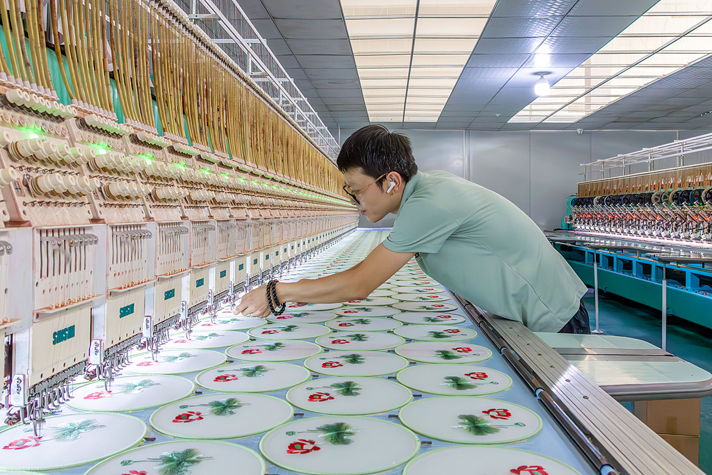 江西新余：全自动刺绣机高速运转