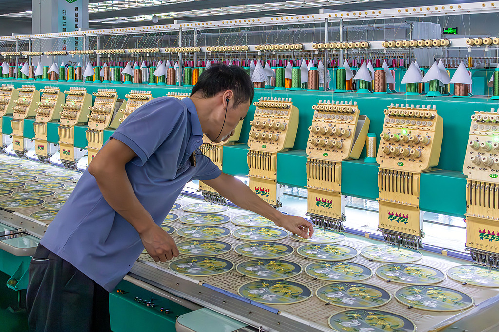 江西新余：全自动刺绣机高速运转