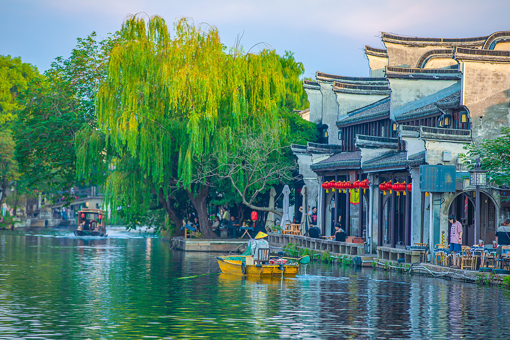 浙江湖州：游客泛舟游览江南水乡