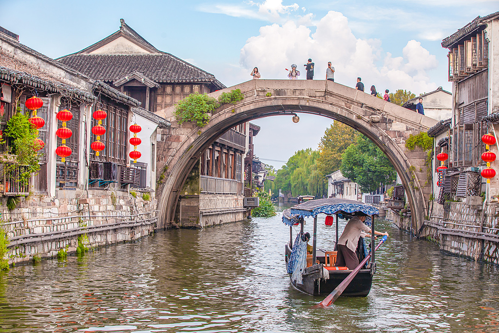 浙江湖州：游客泛舟游览江南水乡