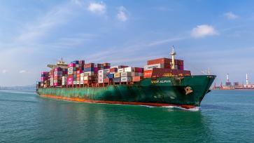 青岛港码头运输忙