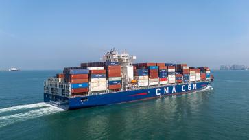 青岛港码头运输忙