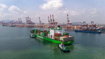 青岛港码头运输忙