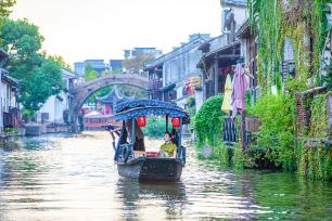 浙江湖州：游客泛舟游览江南水乡