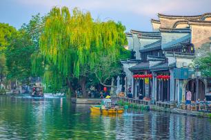 浙江湖州：游客泛舟游览江南水乡