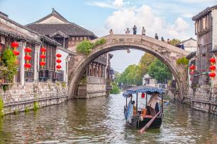 浙江湖州：游客泛舟游览江南水乡