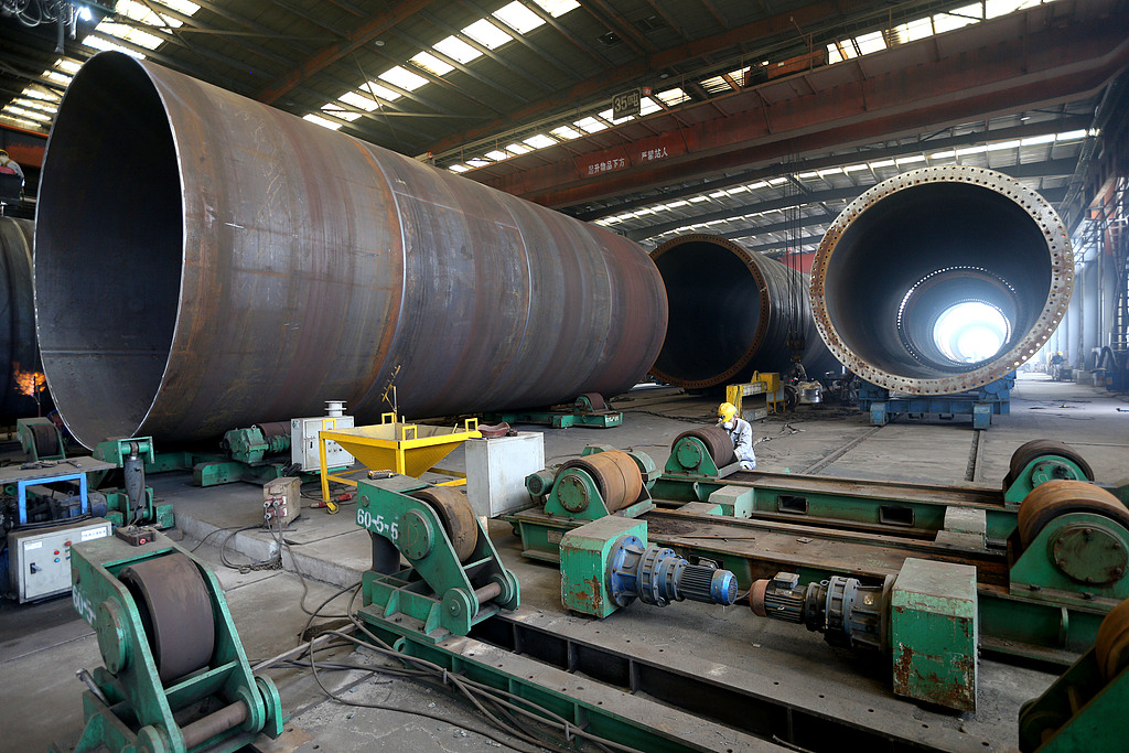 江苏连云港：工人赶制风电设备