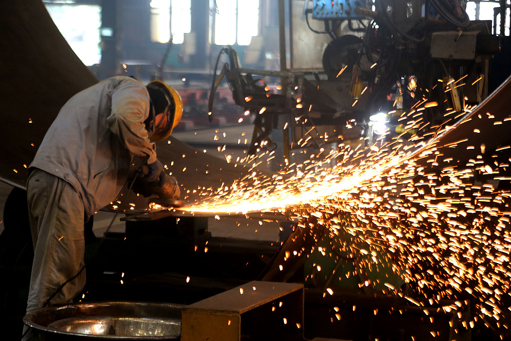 江苏连云港：工人赶制风电设备