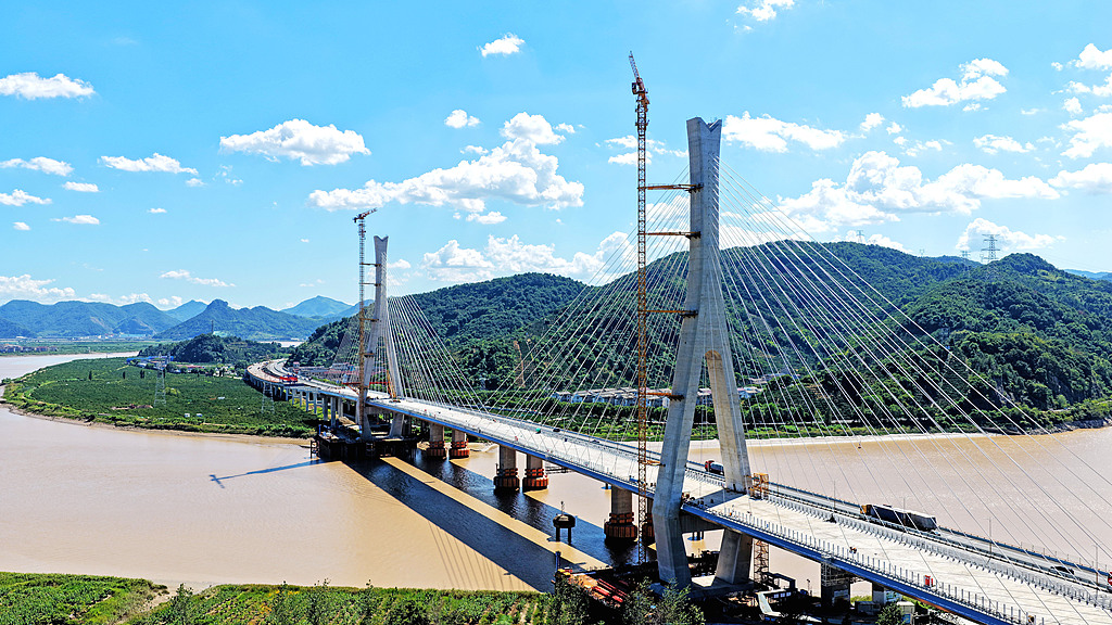 浙江台州：灵江特大桥建设现场忙碌施工