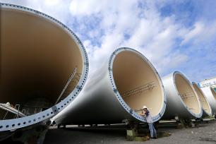 江苏连云港：工人赶制风电设备