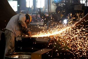 江苏连云港：工人赶制风电设备