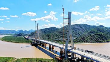 浙江台州：灵江特大桥建设现场忙碌施工