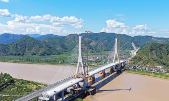 浙江台州：灵江特大桥建设现场忙碌施工