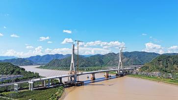 浙江台州：灵江特大桥建设现场忙碌施工