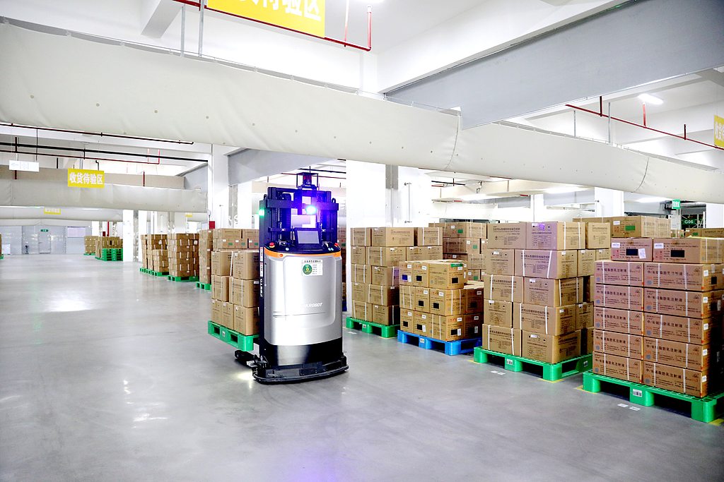 江西吉安：智能分拣车有序作业