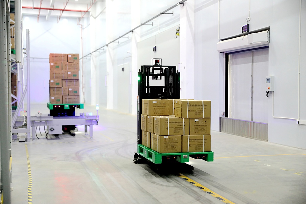 江西吉安：智能分拣车有序作业