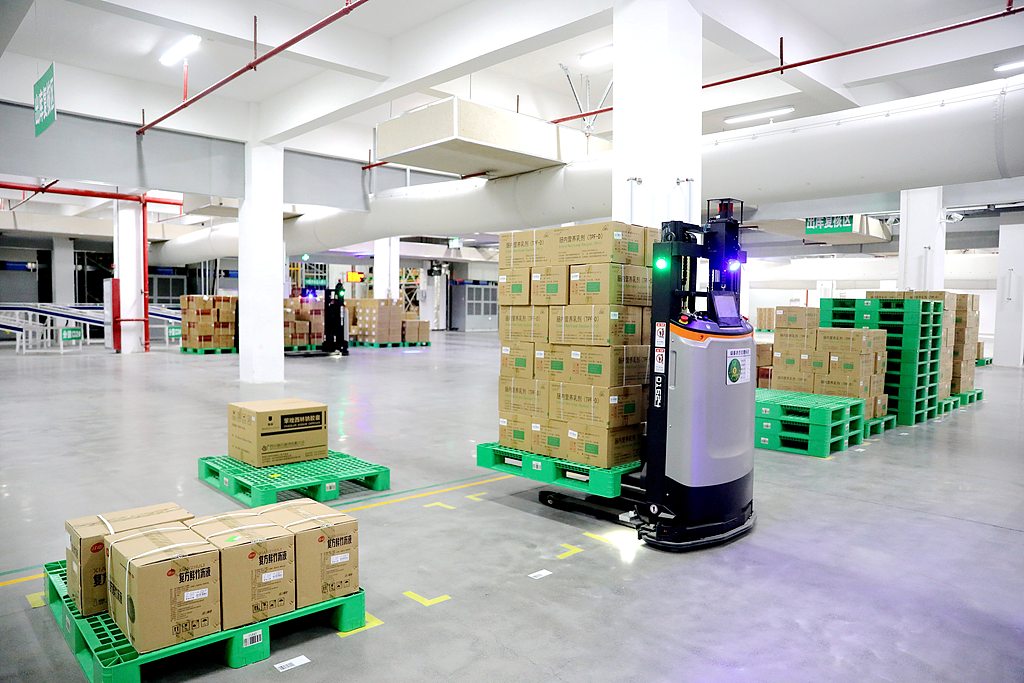 江西吉安：智能分拣车有序作业