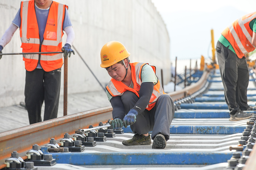 浙江湖州：工人进行市域铁路铺轨作业