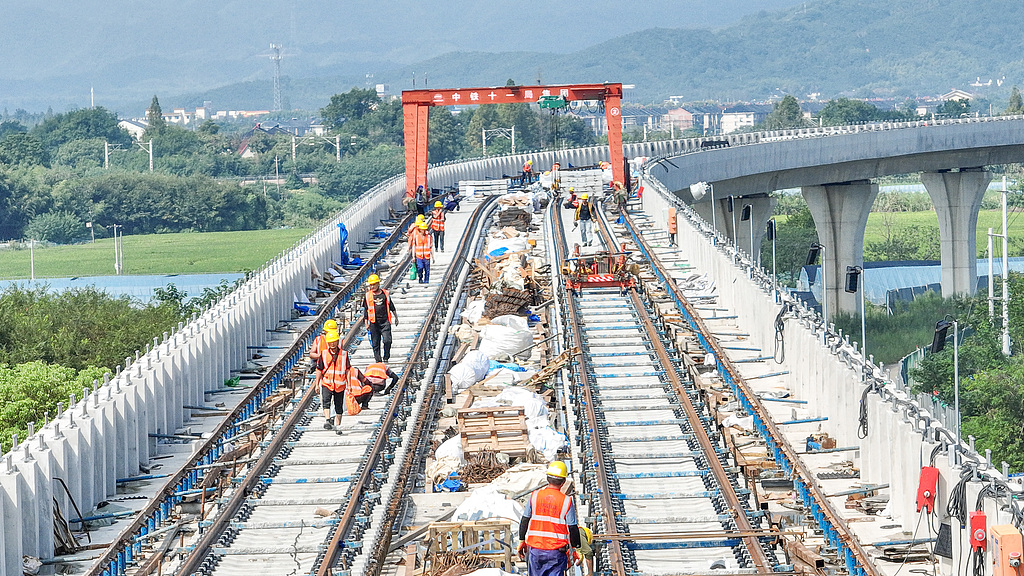 浙江湖州：工人进行市域铁路铺轨作业