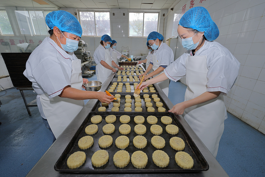 山西运城：工厂赶制月饼订单