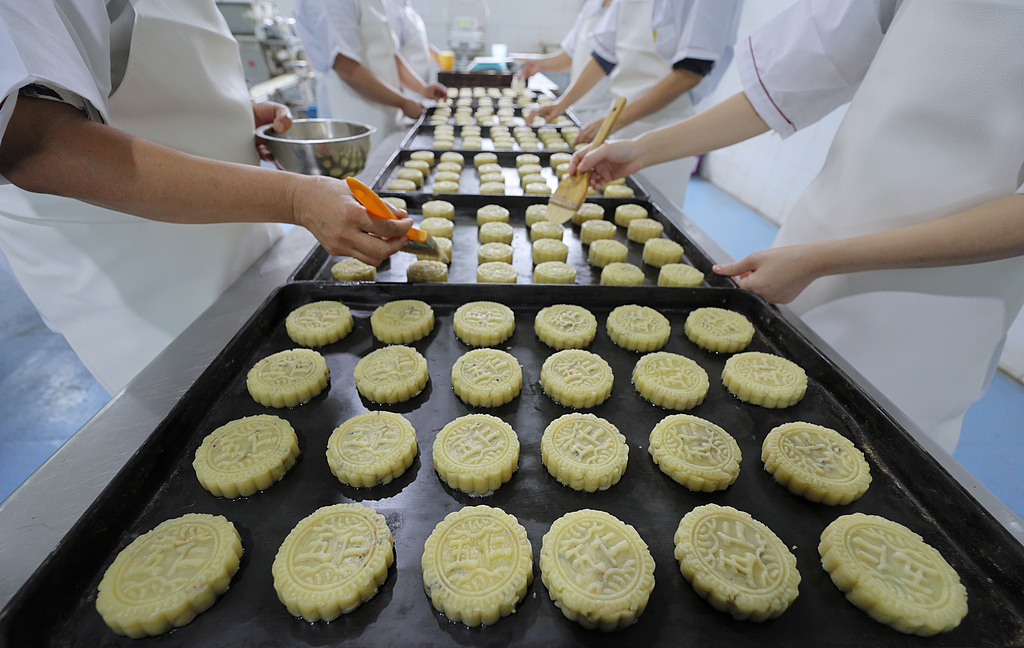 山西运城：工厂赶制月饼订单