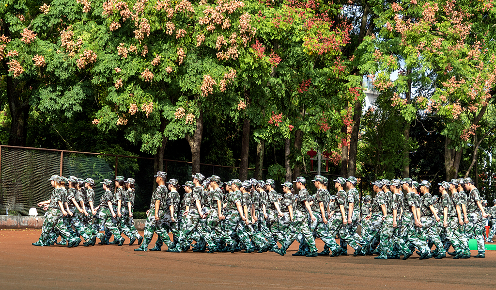 湖北恩施：栾树花开正艳 新生军训正酣
