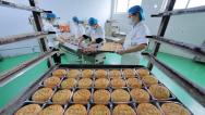 山西运城：工厂赶制月饼订单