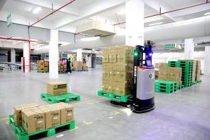 江西吉安：智能分拣车有序作业