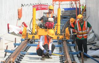 浙江湖州：工人进行市域铁路铺轨作业