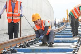 浙江湖州：工人进行市域铁路铺轨作业