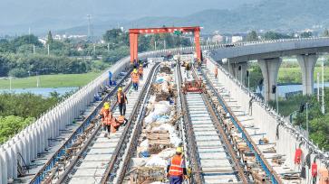 浙江湖州：工人进行市域铁路铺轨作业