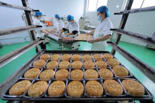 山西运城：工厂赶制月饼订单