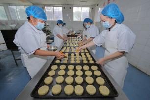 山西运城：工厂赶制月饼订单
