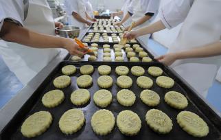 山西运城：工厂赶制月饼订单