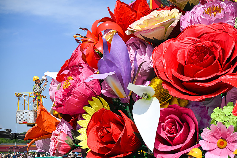 天安门广场搭建巨型国庆花坛迎接国庆