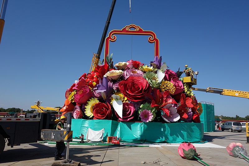 天安门广场搭建巨型国庆花坛迎接国庆