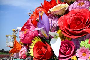 天安门广场搭建巨型国庆花坛迎接国庆