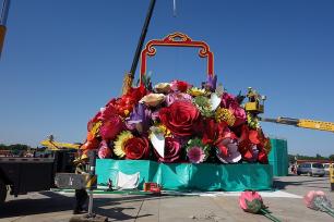 天安门广场搭建巨型国庆花坛迎接国庆