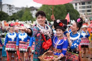 贵州丹寨：非遗巡游展演绽放多元魅力